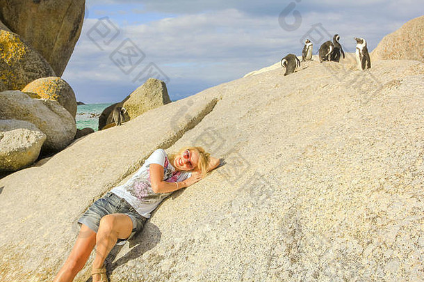 快乐金发女郎旅游女人休息岩石博尔德海滩夏天受欢迎的旅行目的地殖民地非洲企鹅角半岛角小镇西方角南非洲