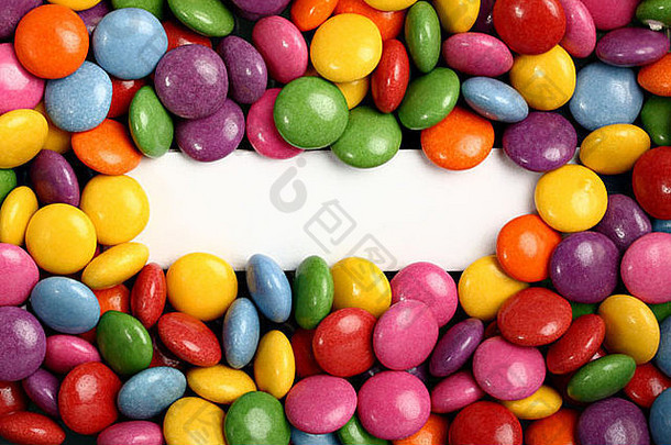 色彩斑斓的按钮形状糖果空白白色标签中间