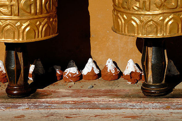 库鲁通哥姆巴（Khuruthang Goemba）外的圆锥形粘土祈祷轮，库鲁通佛教寺院。库鲁通，普纳卡，