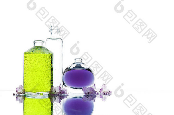 三个不同的瓶子，白色背景上有彩色液体和花朵