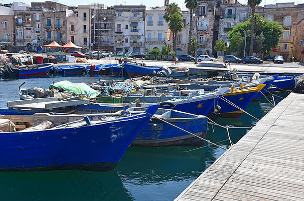 意大利、普利亚地区、塔兰托、停泊或维修的船只和渔船。视图和详细信息。