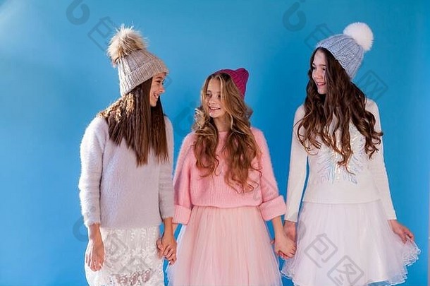 美丽的有趣的时尚女孩冬天雪帽子