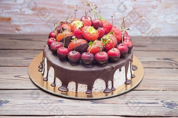 芝士蛋糕融化了巧克力新鲜的浆果草莓樱桃树莓