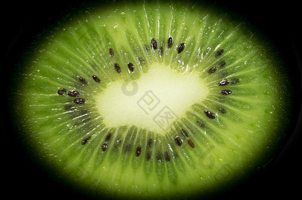 黑边猕猴桃特写。绿色水果。