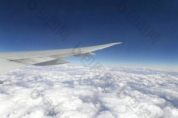 飞行中从<strong>飞机</strong>窗口看到机翼下的<strong>云海</strong>
