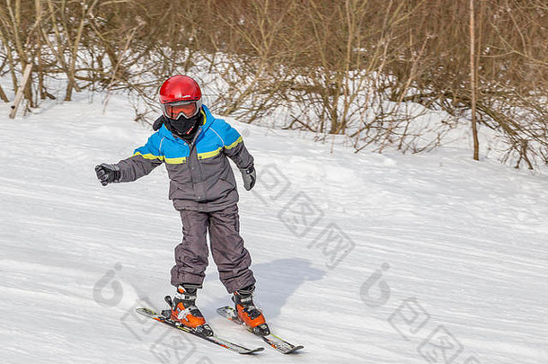 男孩学习滑雪-下坡-捷克滑雪胜地。Spinleruv Mlyn，捷克共和国。