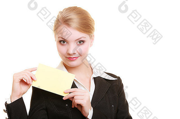 广告年轻女子拿着空白的复印件，黄色的名片孤立在白色上。女商人推荐你的产品