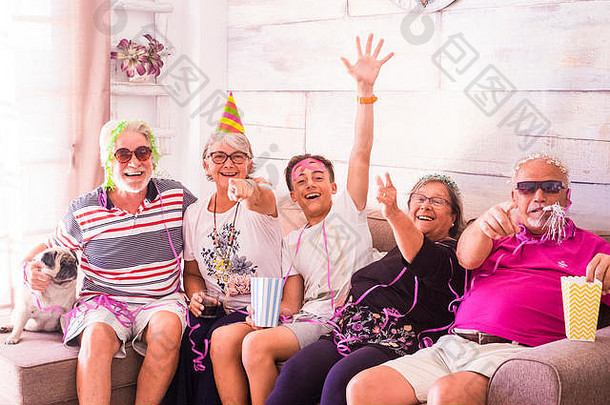 集团家庭享受庆祝活动爷爷奶奶侄子室内明亮的光高级夫妻