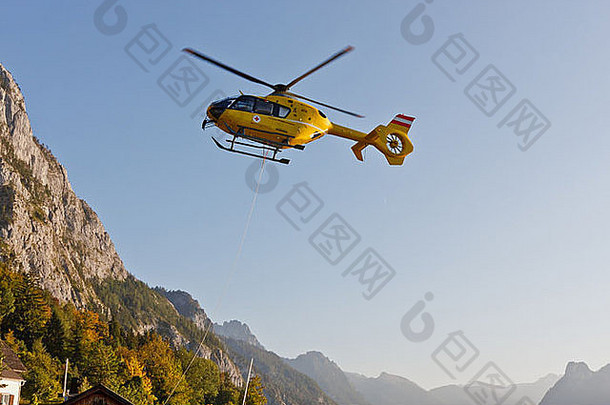 黄色应急直升机在奥地利特拉乌塞的奥地利阿尔卑斯山