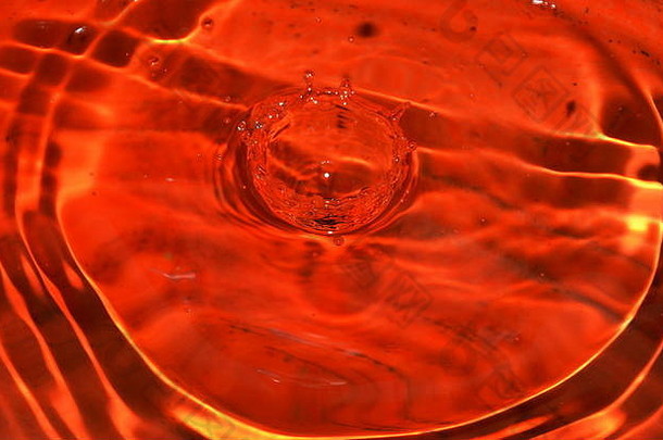 橙色粘土盆上的水滴