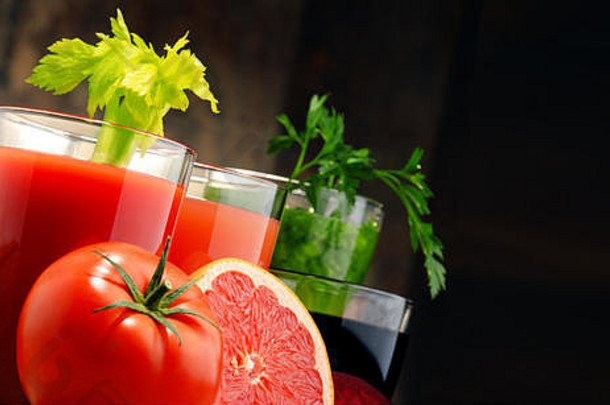 配新鲜有机蔬菜和果汁的<strong>玻璃</strong>杯。排毒饮食