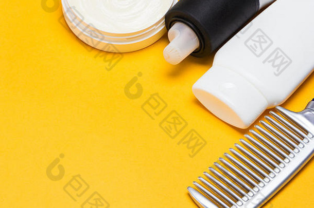 头发样式产品梳子明亮的黄色的背景复制空间