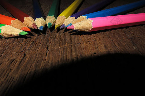 木板上的彩色蜡笔。