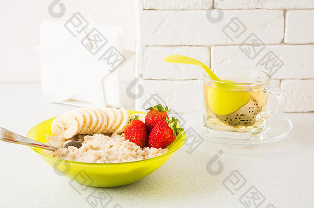 健康的早餐燕麦片香蕉草莓光背景