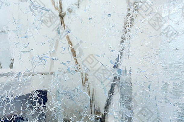 冰川般透明的冰墙，后面有有趣的图画、图案和轮廓。特写，背景。