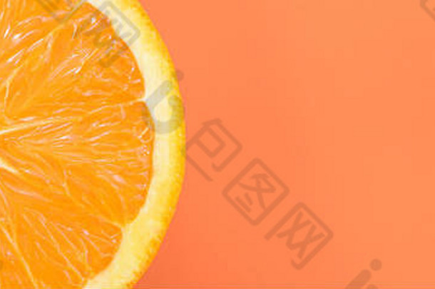 橙色明亮背景上一片橙色水果的俯视图。饱和柑橘纹理图像。