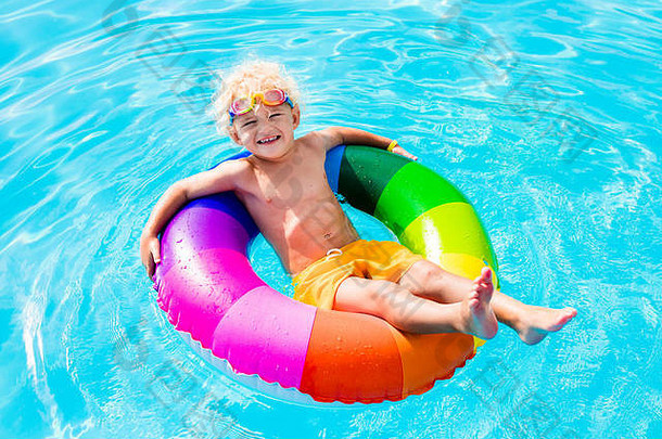 快乐男孩玩色彩斑斓的充气环户外游泳池热夏天一天孩子们学习游泳孩子水玩具孩子们玩
