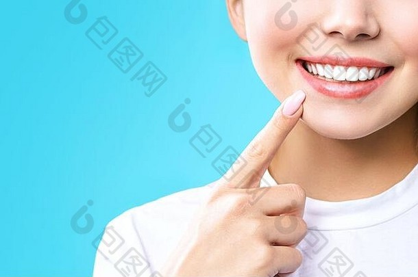 完美的健康的牙齿微笑年轻的女人牙齿美白牙科诊所病人图像象征着口服护理牙科口腔学牙科