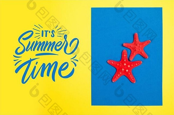 蓝色和黄色背景上的红色海星，文字为夏季