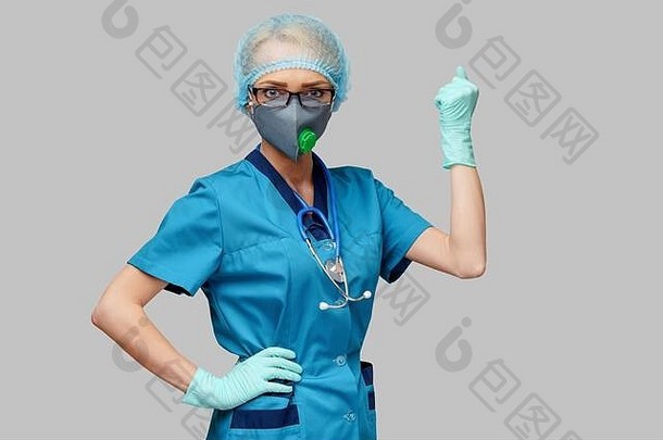 女医生听诊器穿保护面具乳胶手套光灰色背景