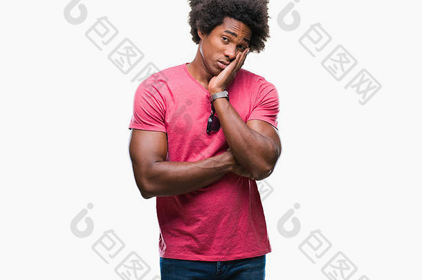 一名黑人男子在与世隔绝的背景下思考，双臂交叉，看起来很疲惫，对抑郁症感到厌烦。