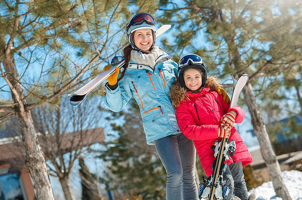 冬天假期家庭时间在户外女人女孩护目镜<strong>滑雪</strong>板摆姿势显示图姆微笑快乐的