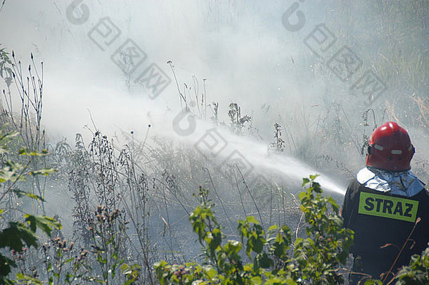 消防队员在一场健康火灾中使用软管卷盘喷射器