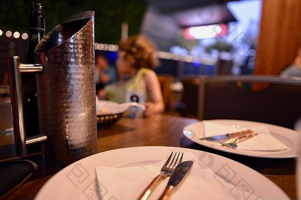 澳大利亚昆士兰汤斯维尔，一张空盘子的餐桌，背景是一个孩子