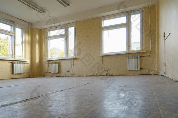 公寓里需要修理的旧房间