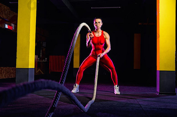 健身女人培训绳子锻炼健身房运动员工作战斗绳子交叉健身房