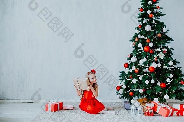 女孩打开圣诞节礼物圣诞节树一年假期房子