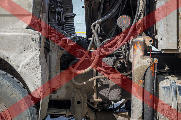 禁止操作污染环境的漏油脏卡车