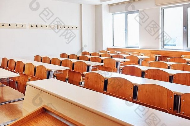 有木制桌椅的大学演讲厅的小教室