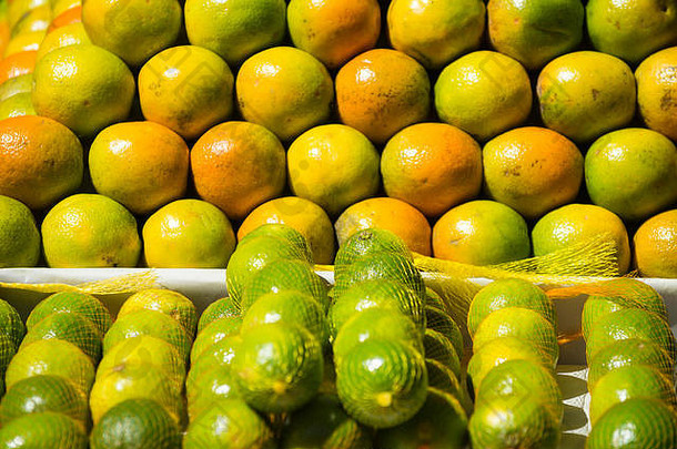 堆栈新鲜的橙子酸橙自然热带光户外农民市场里约1月巴西