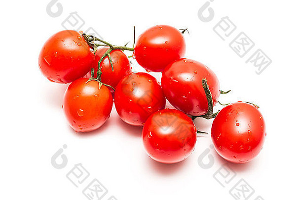 一束新鲜的湿红色西红柿，在白色上隔离