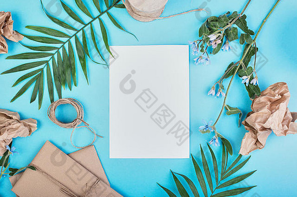 棕榈分支礼物盒子黄麻绳子汉克蓝色的背景夏天风格免费的空间文本平躺复制空间