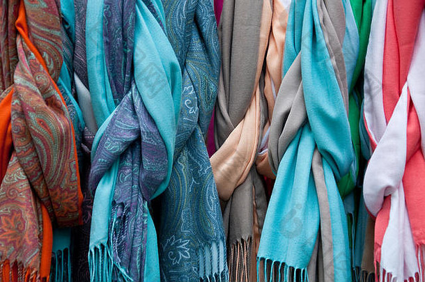 一组美丽的彩色棉质和羊毛围巾