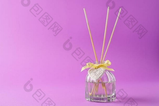 粉红色背景上的芳香扩散器，带有空间。装饰、保健和芳香疗法概念。家香