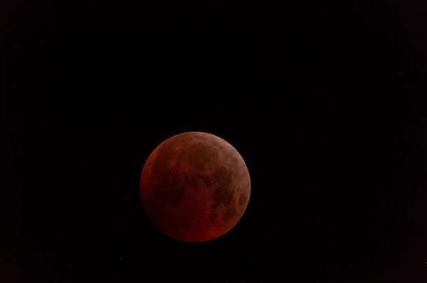 美丽的红色的完整的月亮eclipse1月瑞士
