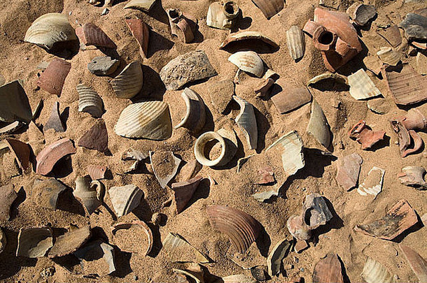 北非埃及东部沙漠戴达姆斯罗马要塞沙漠地面上成堆的古代陶器碎片