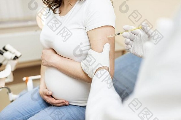 一位<strong>孕妇</strong>的疫苗注射程序，没有脸的裁剪视图