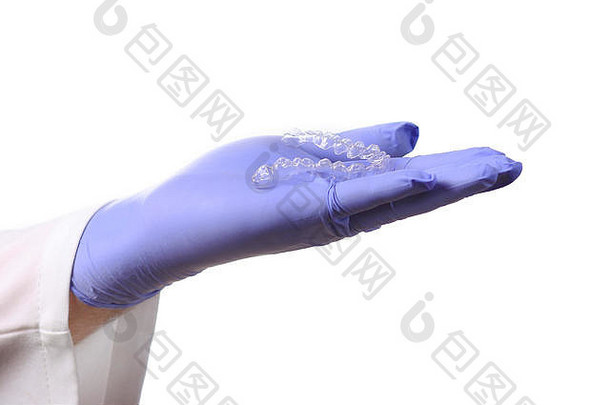医生手戴手套，手持硅胶口罩的特写镜头。