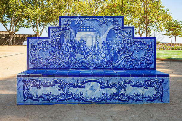 桑塔雷姆，葡萄牙。在Jardim das Portas do Sol garden，公园或花园长凳上覆盖着典型和传统的葡萄牙Azulejos或蓝色瓷砖