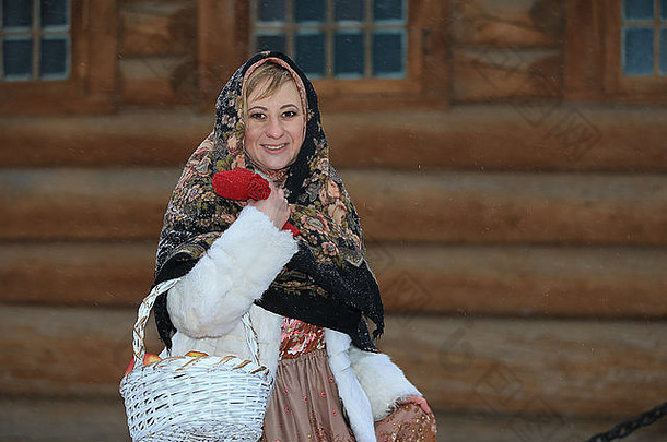 年轻的俄罗斯女人传统的俄罗斯头巾莫斯科俄罗斯