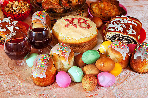 复活节餐桌上有庆祝蛋糕和其他食物