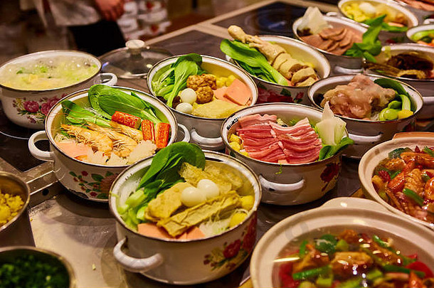 什锦中餐套装。中国面条，炒饭，饺子，北京烤鸭，点心，春卷。桌上的中国名菜。顶部