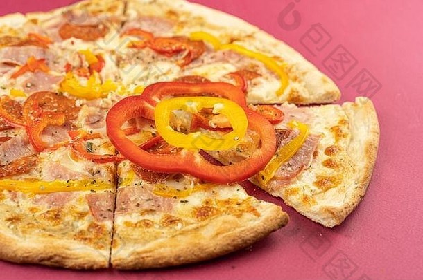 披萨特写镜头孤立的彩色的背景披萨