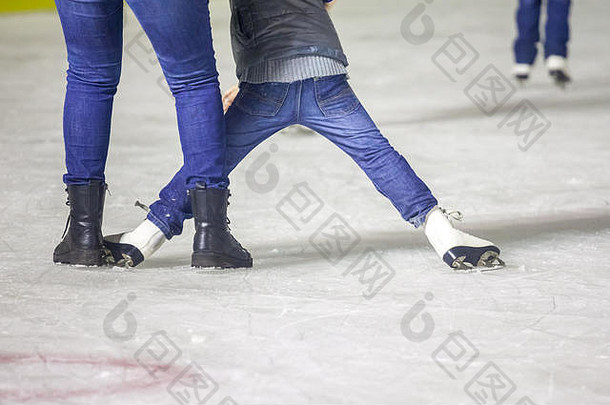 在溜冰场上滚动的人的溜冰鞋上的脚。
