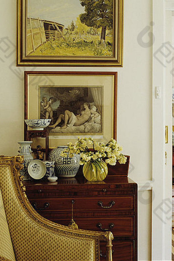 图片墙古董梳妆台的抽屉里黄金扶手椅角落里生活房间