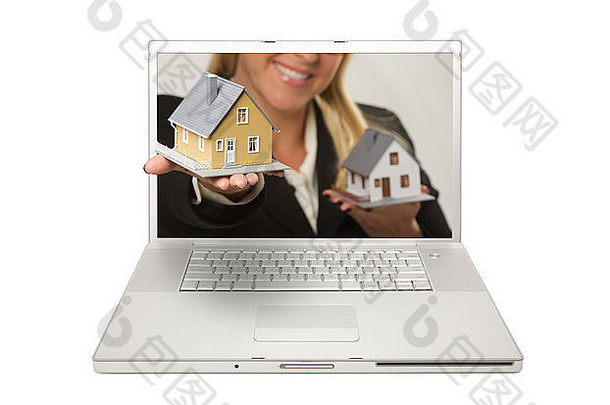 一名妇女通过隔离在白色背景上的笔记本电脑屏幕搬运房屋。